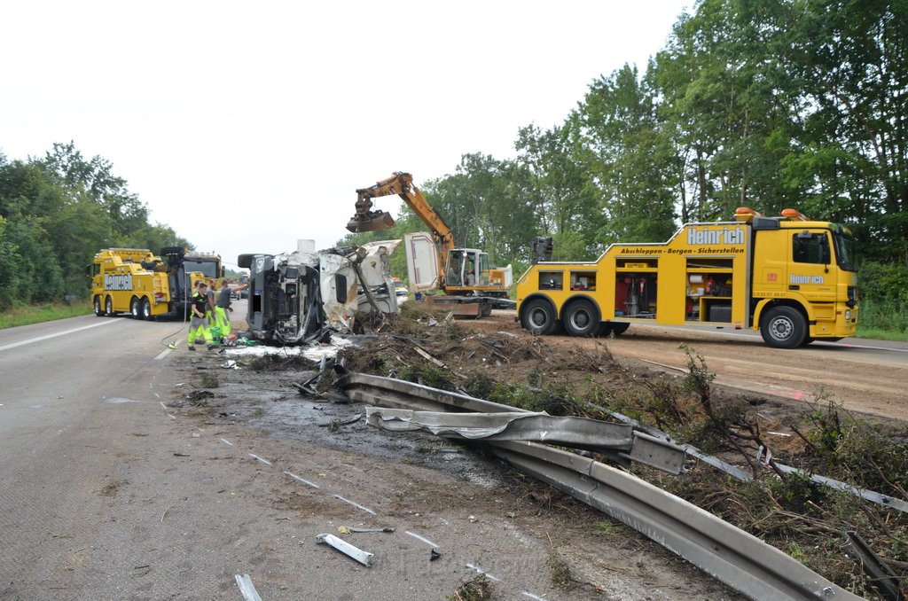 LKW umgestuerzt A 1 Rich Saarbruecken P183.JPG